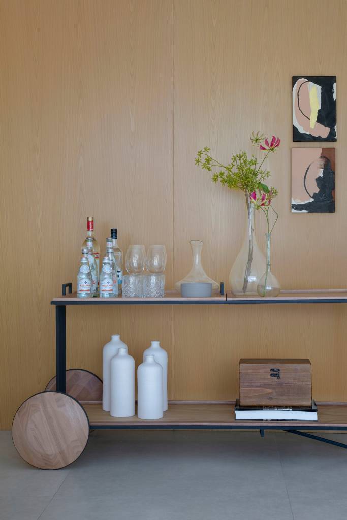 Ambientes-compactos-ape-115-m2-se-torna-mais-amplo-com-solucoes-criativas-projeto-Studio-Duas-Arquitetura-home-bar-carrinho Home bar com carrinho e vaso de flores