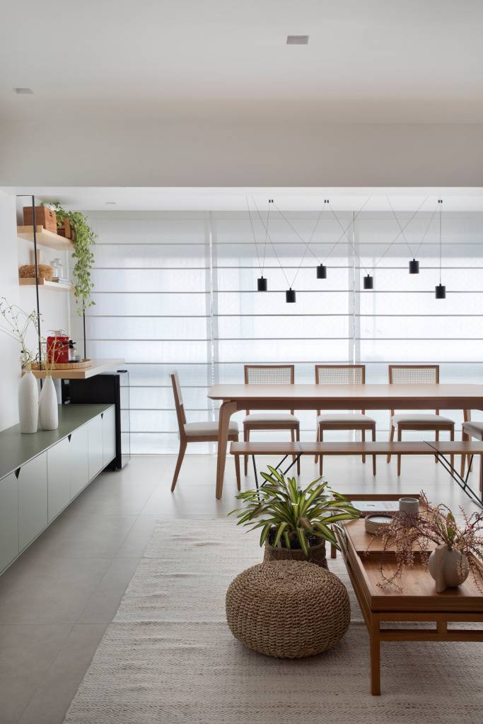 Ambientes-compactos-ape-115-m2-se-torna-mais-amplo-com-solucoes-criativas-projeto-Studio-Duas-Arquitetura-luminaria-sala-jantar Sala de estar e de jantar integradas
