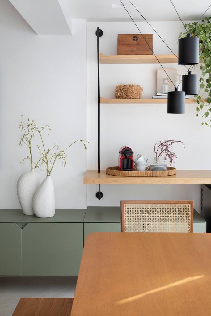 Ambientes-compactos-ape-115-m2-se-torna-mais-amplo-com-solucoes-criativas-projeto-Studio-Duas-Arquitetura-prateleira-aperta-luminaria Rack verde ao lado de estante aberta