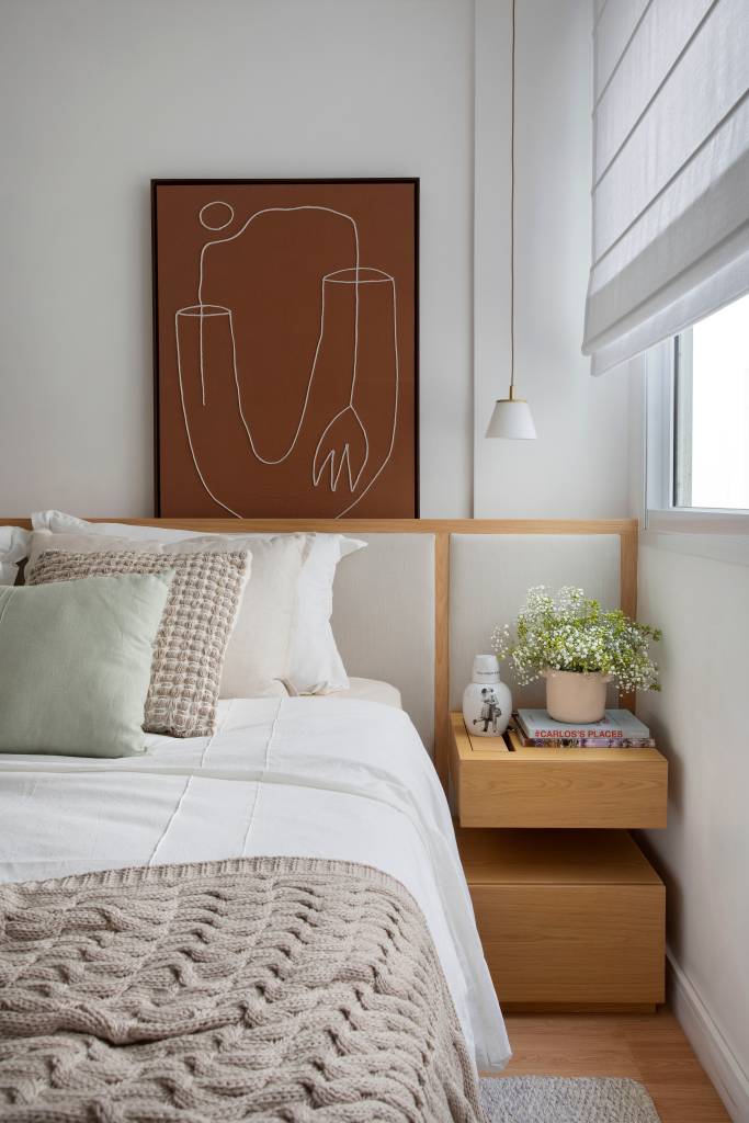 Ambientes-compactos-ape-115-m2-se-torna-mais-amplo-com-solucoes-criativas-projeto-Studio-Duas-Arquitetura-quarto-mesa-cabeceira Quarto com obra de arte grande na cabeceira