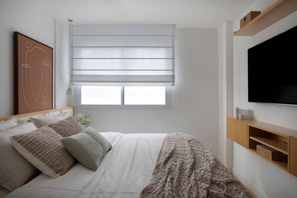 Ambientes-compactos-ape-115-m2-se-torna-mais-amplo-com-solucoes-criativas-projeto-Studio-Duas-Arquitetura-quarto-tons-neutros Quarto com decoração em tons neutros