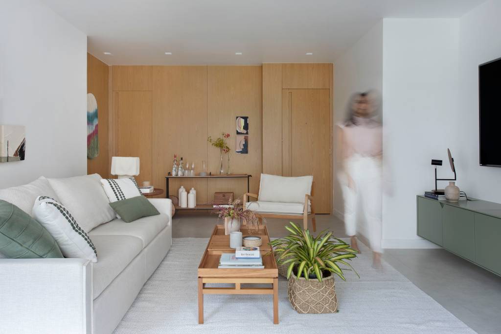 Ambientes-compactos-ape-115-m2-se-torna-mais-amplo-com-solucoes-criativas-projeto-Studio-Duas-Arquitetura-sala-painel-madeira Sala de estar com painel de madeira