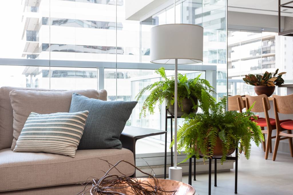 Ape-250-m2-exibe-muita-vegetação-e-jardim-vertical-projeto-Studio-Tan-gram-foto-Estúdio-São-Paulo-sala-sofa-plantas Cantinho na varanda com sofá e plantas