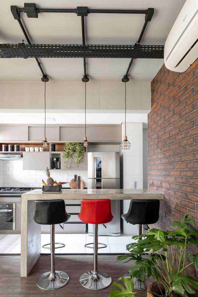 Ape-de-90-m2-exibe-estilo-industrial-com-elementos-unicos-projeto-Priscila-Cox-foto-Monica-Assan-ar-condicionado-tijolinhos Cozinha com balcão e balquetas