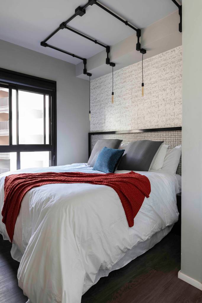 Ape-de-90-m2-exibe-estilo-industrial-com-elementos-unicos-projeto-Priscila-Cox-foto-Monica-Assan-quarto-industrial-cama Quarto em estilo industrial