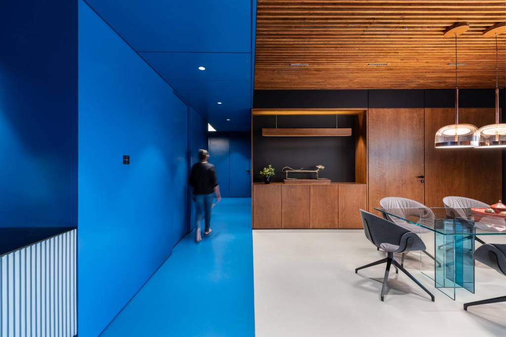 Casa com corredor azul
