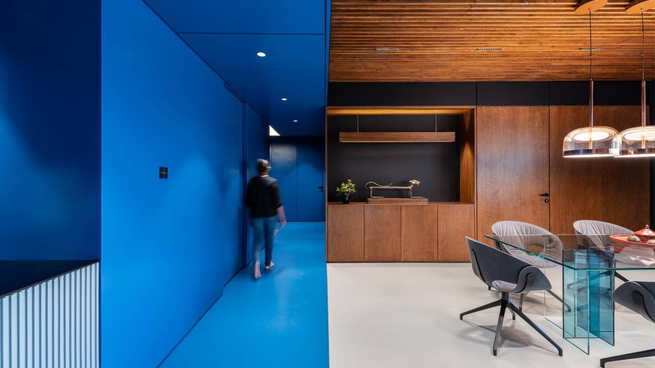 Casa com corredor azul
