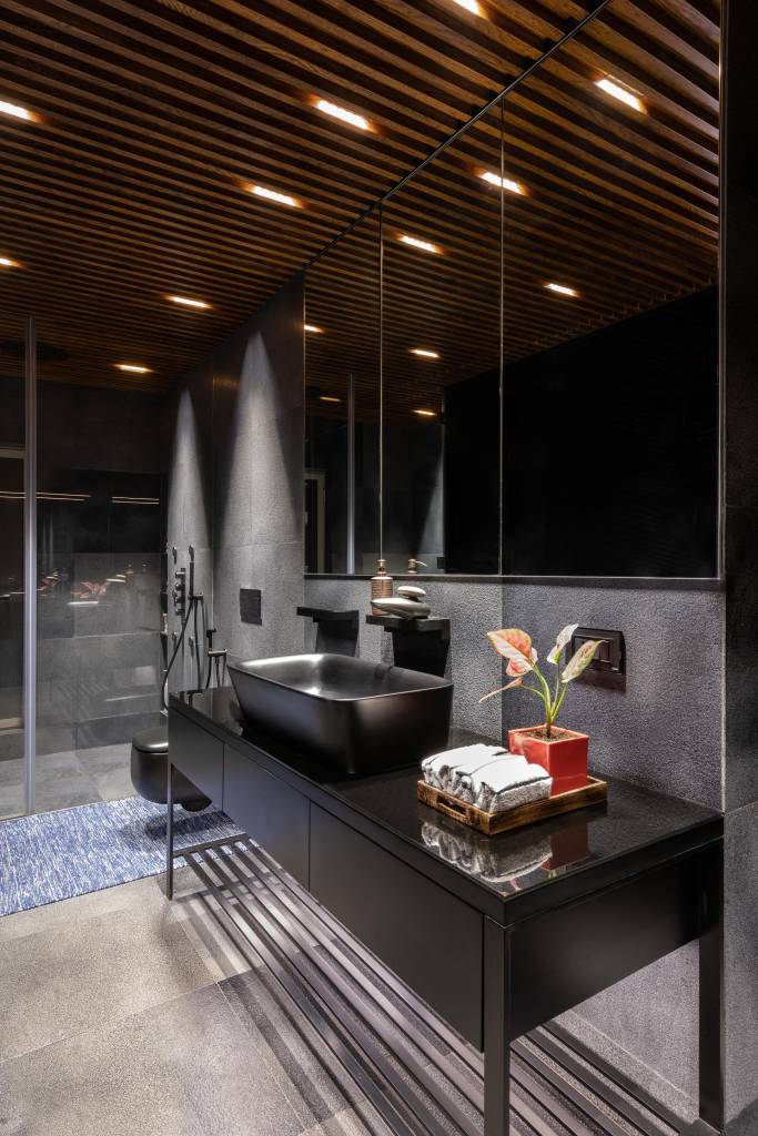 Banheiro com detalhes em preto