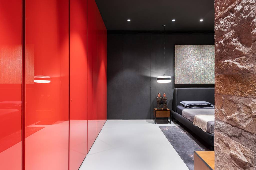 Quarto com parede vermelha