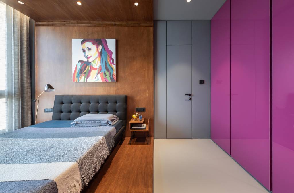 Quarto com parede cinza e rosa