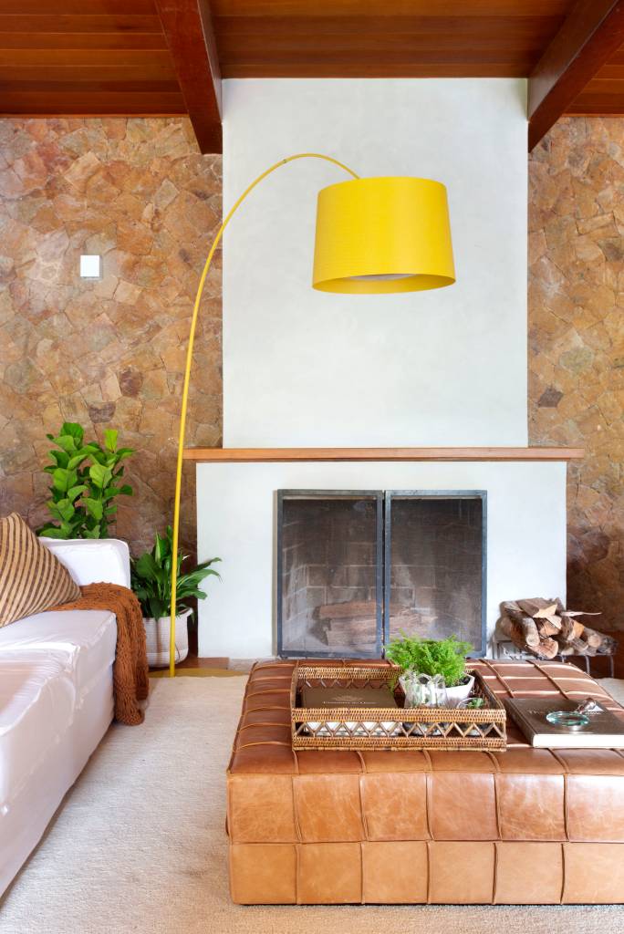 Casa-de-campo-de-250-m2-apresenta-decoracao-com-muita-madeira-projeto-Natalia-Lemos-Paula-Pupo-Juliano-Colodeti-lareira-luminaria-amarela Sala de estar com lareira e luminária amarela