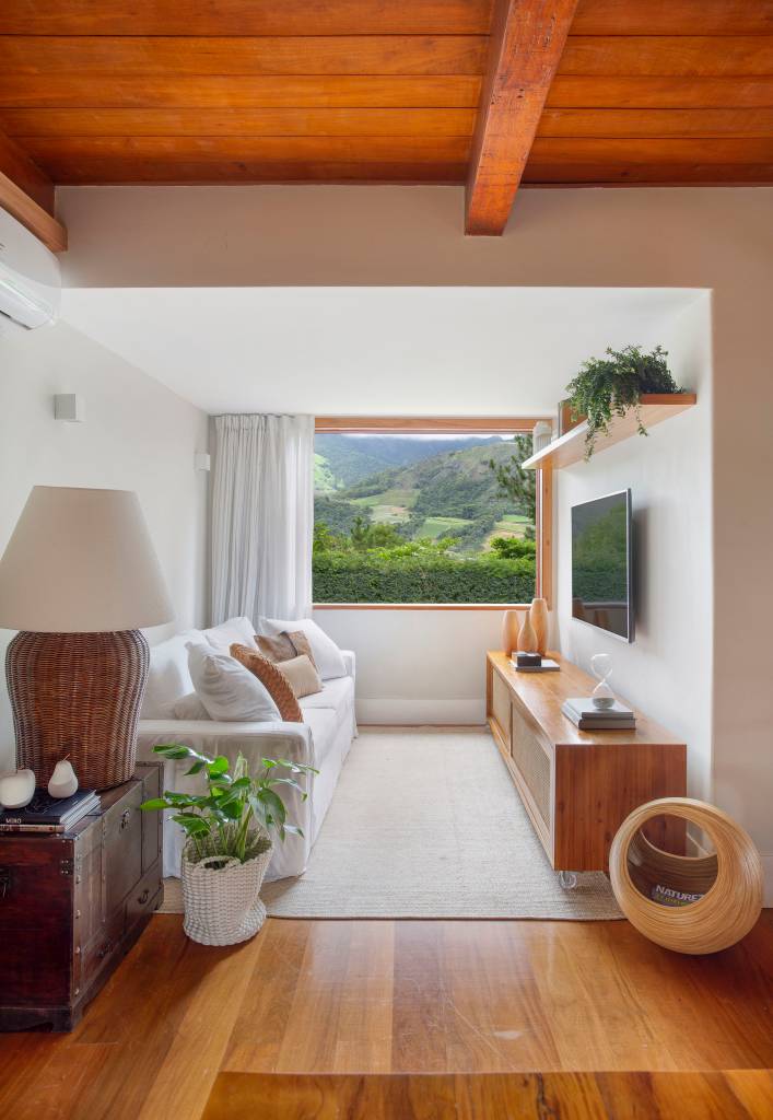 Casa-de-campo-de-250-m2-apresenta-decoracao-com-muita-madeira-projeto-Natalia-Lemos-Paula-Pupo-Juliano-Colodeti-sala-de-estar-luminaria-rack Sala de tv com vista para as montanhas