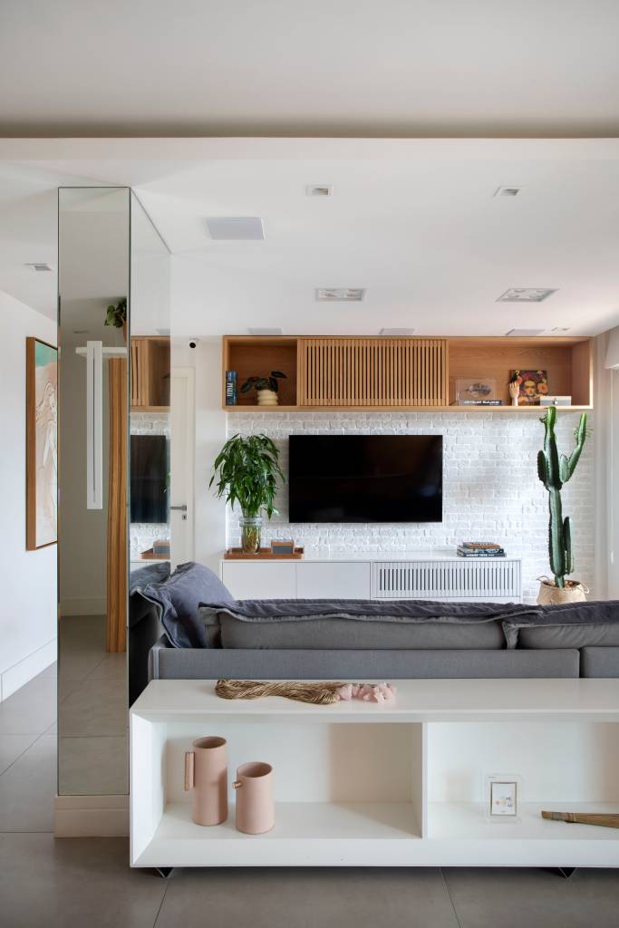 Cópia de Cobertura linear com 260m2 em Icaraí, bairro de Niterói no RJ, assinada pelo escritório IKEDA ARQUITETURA _ foto 9 Sala de tv com sofá e rack