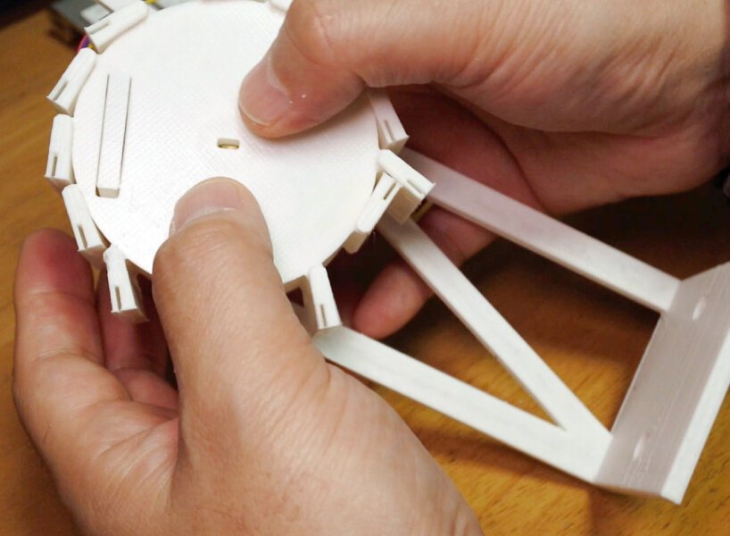 Designer cria um relógio mecânico com cartas Designboom (3) Roda para fixação de cartas.