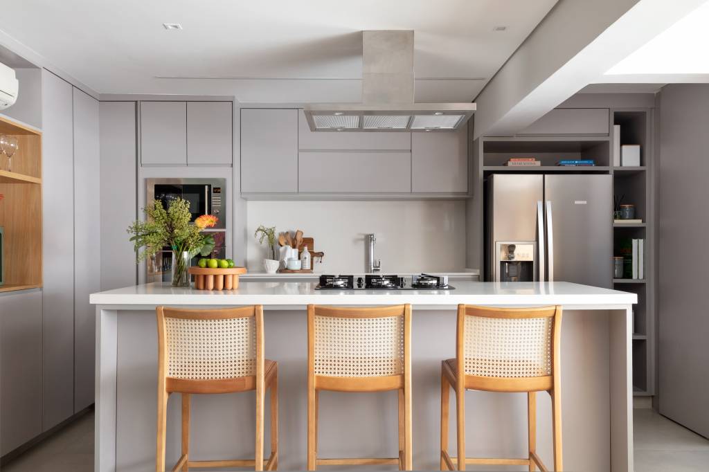 Detalhes-em-verde-marcam-este-ape-de-85-m2-projeto-Memoá-Arquiteto-foto-Alessandro-Gruetzmacher-cozinha-ilha-banquetas Cozinha com ilha e banquetas