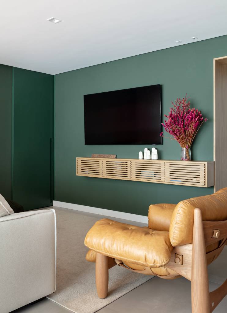 Detalhes-em-verde-marcam-este-ape-de-85-m2-projeto-Memoá-Arquiteto-foto-Alessandro-Gruetzmacher-poltrona-mole-parede-verde-rack-tv Sala de estar com paredes verdes