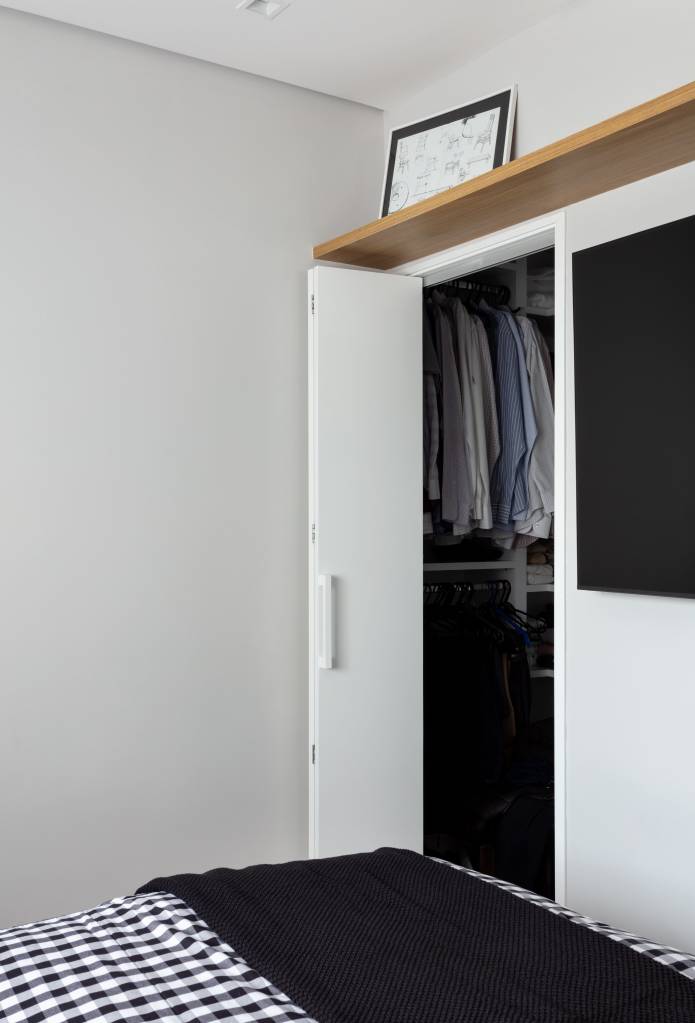 Detalhes-em-verde-marcam-este-ape-de-85-m2-projeto-Memoá-Arquiteto-foto-Alessandro-Gruetzmacher-quarto-closet-pequeno Closet pequeno em quarto