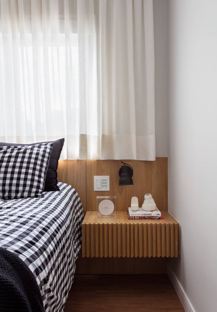 Detalhes-em-verde-marcam-este-ape-de-85-m2-projeto-Memoá-Arquiteto-foto-Alessandro-Gruetzmacher-quarto-mesa-de-cabeceira Quarto com mesinha de cabeceira