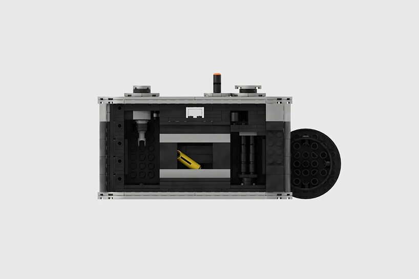 Esta é uma câmera de LEGO que funciona de verdade Designboom (3) Câmera analógica preta com detalhes em cinza totalmente feita com peças de lego.