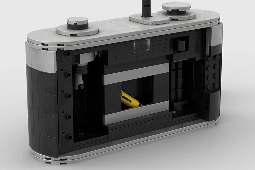 Câmera analógica preta com detalhes em cinza totalmente feita com peças de lego.