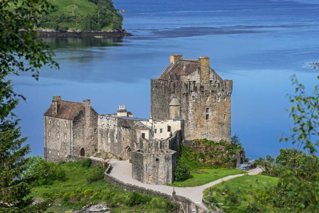 Estes-8-castelos-inspiraram-os-filmes-da-Disney-eilean Castelo Eilean Donan