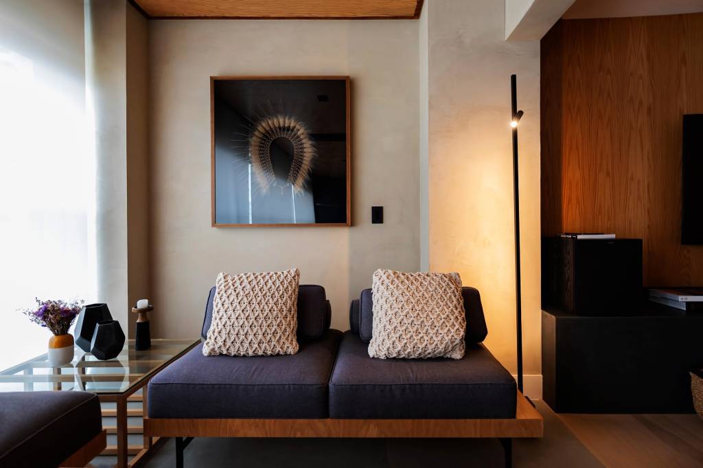 Iluminação confira as dúvidas mais frequentes Emerson Rodrigues (3) Sala de estar com duas poltronas sem braços iluminada por luz quente suave.