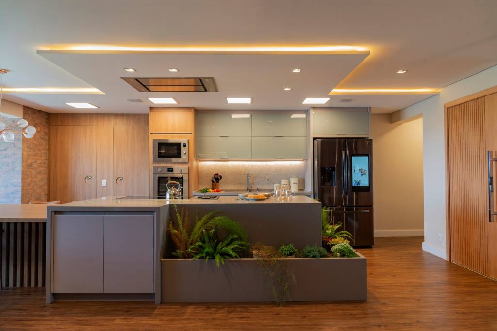 Iluminação confira as dúvidas mais frequentes Emerson Rodrigues (6) Cozinha integrada com iluminação em spots no teto e fitas de led nos móveis.