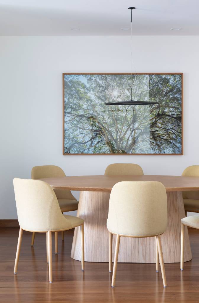 Materiais-naturais-dao-um-ar-leve-para-este-ape-de-240-m2-projeto-escritorio-A+G-Arquitetura-foto-Juliano-Colodeti-mesa-de-jantar-fotografia-parede Mesa de jantar com fotografia na parede