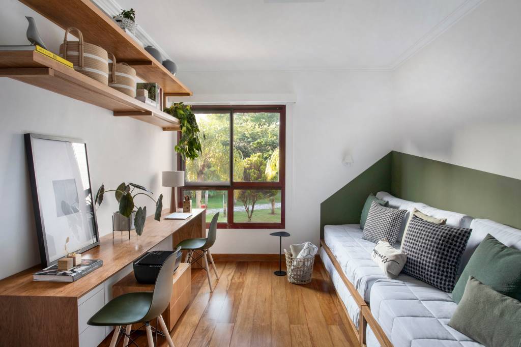 Materiais-naturais-dao-um-ar-leve-para-este-ape-de-240-m2-projeto-escritorio-A+G-Arquitetura-foto-Juliano-Colodeti-pintura-verde-escritorio Escritório e quarto de hóspedes