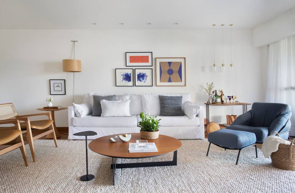 Materiais-naturais-dao-um-ar-leve-para-este-ape-de-240-m2-projeto-escritorio-A+G-Arquitetura-foto-Juliano-Colodeti-sofa-branco-mesa-de-centro-poltrona Sala de estar com artes posicionadas na parede