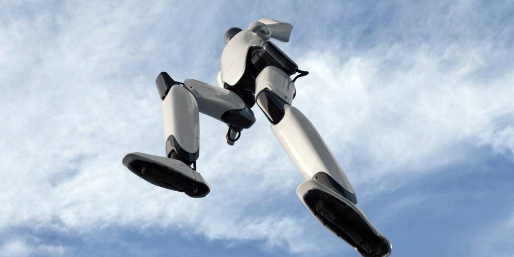 O robô da Xiaomi detecta 45 emoções Designboom (1) Robô humanoide com carcaça em preto e branco.