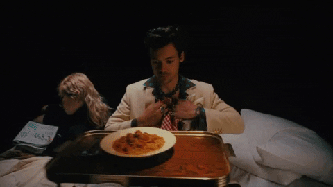 Receita-de-macarrao-de-forno-a-bolonhesa-01 Harry Styles no clipe Late Night Talking