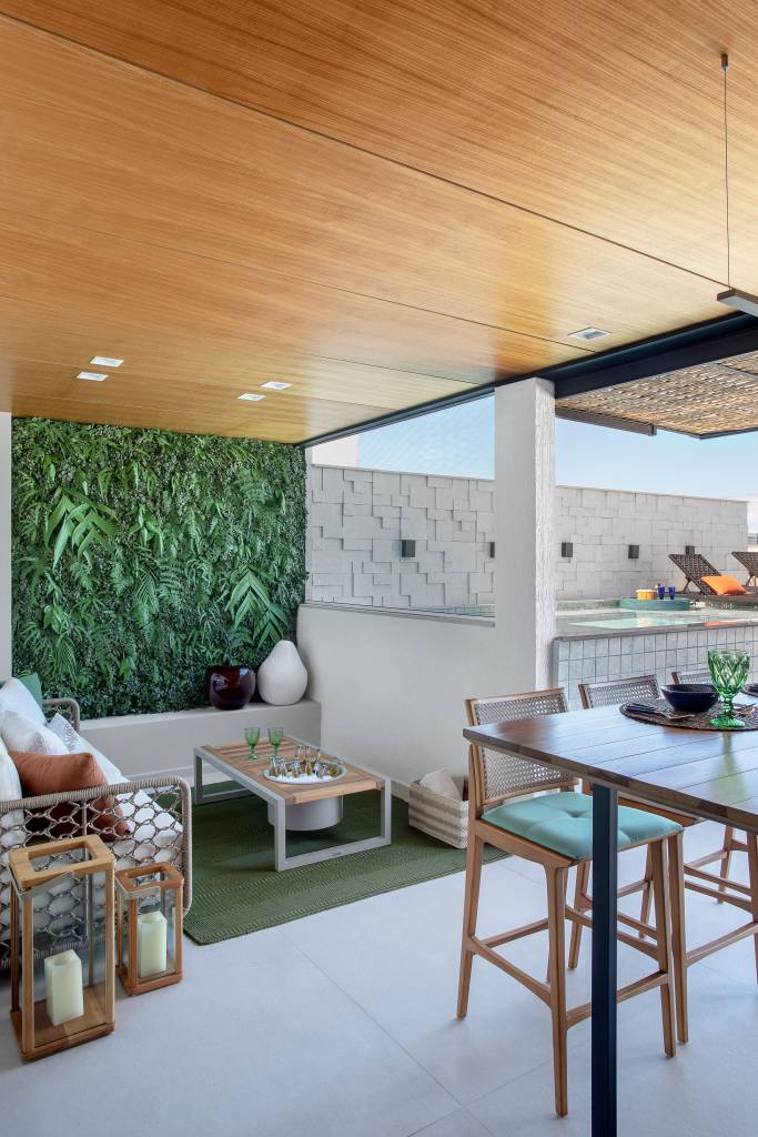 Tons-de-azul-trazem-alegria-para-este-apartamento-300-m2-projeto-Henrique-Ramalho-foto-Juliano-Colodeti-area-gourmet-jardim-vertical Área gourmet com jardim vertical