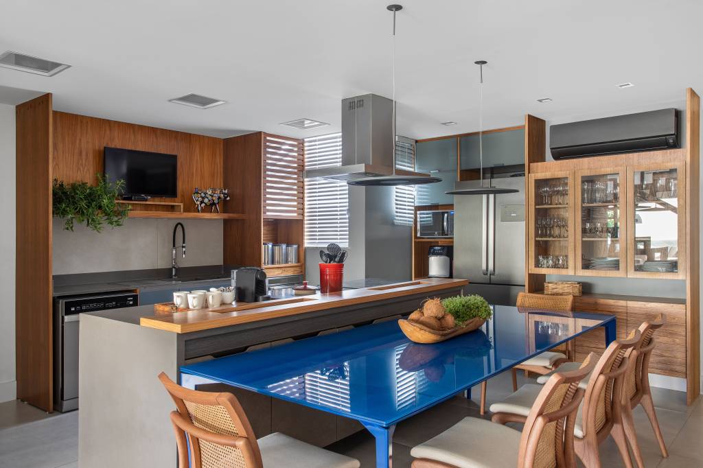 Tons-de-azul-trazem-alegria-para-este-apartamento-300-m2-projeto-Henrique-Ramalho-foto-Juliano-Colodeti-cozinha-balcao-ilha Cozinha com mesa azul