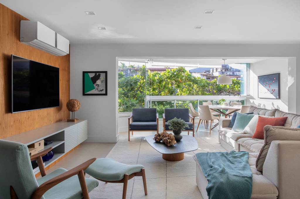 Tons-de-azul-trazem-alegria-para-este-apartamento-300-m2-projeto-Henrique-Ramalho-foto-Juliano-Colodeti-sala-janela-extensa Sala de estar integrada com varanda
