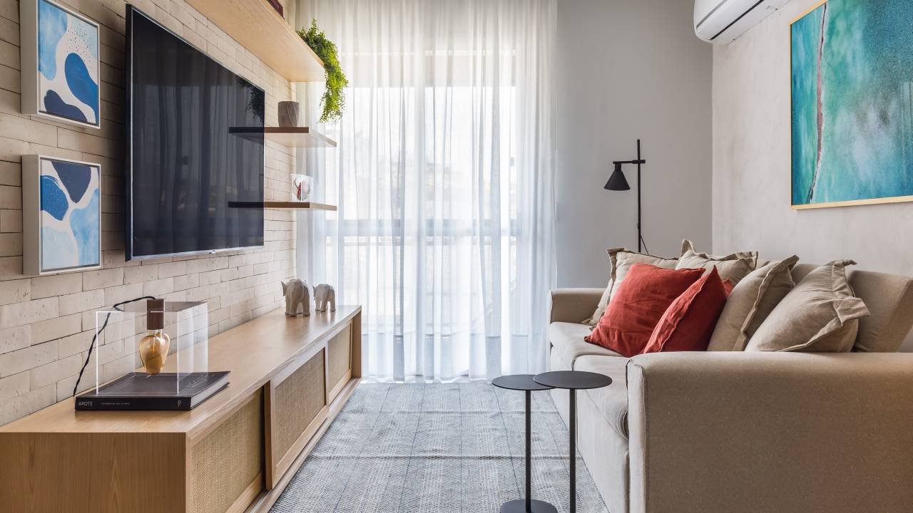 Sala de estar com mesinhas de apoio