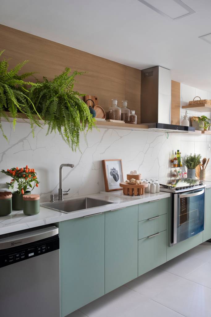 Vista-para-o-mar-determina-projeto-de-ape-180-m2-cozinha-verde-planta Cozinha com plantas posicionadas em prateleira de madeira