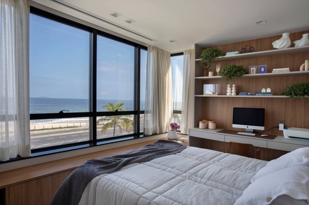 Vista-para-o-mar-determina-projeto-de-ape-180-m2-quarto-janela-vista Quarto com janela grande