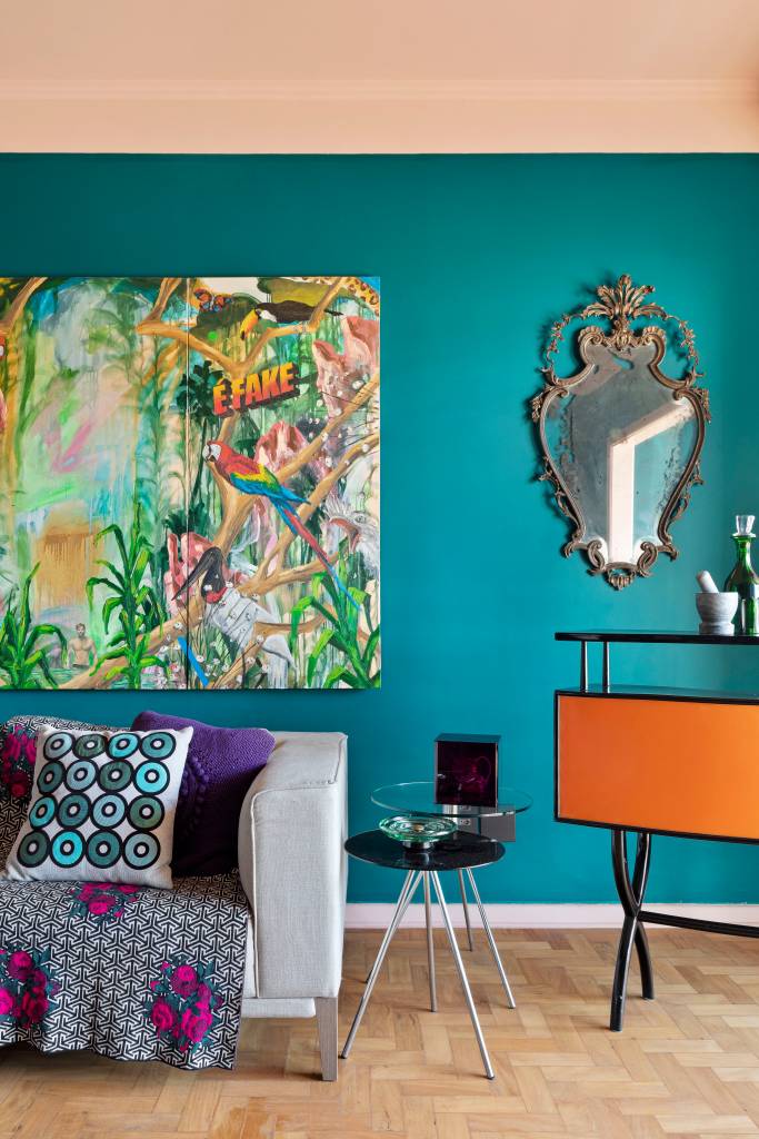 colorido-exuberante-com-bossa-ape-120m-Pilula-Antropofagik-Arquitetura-fotos-denilson-machado-sala-sofa-quadro-espelho Sala com parede azul, quadro e sofá cinza
