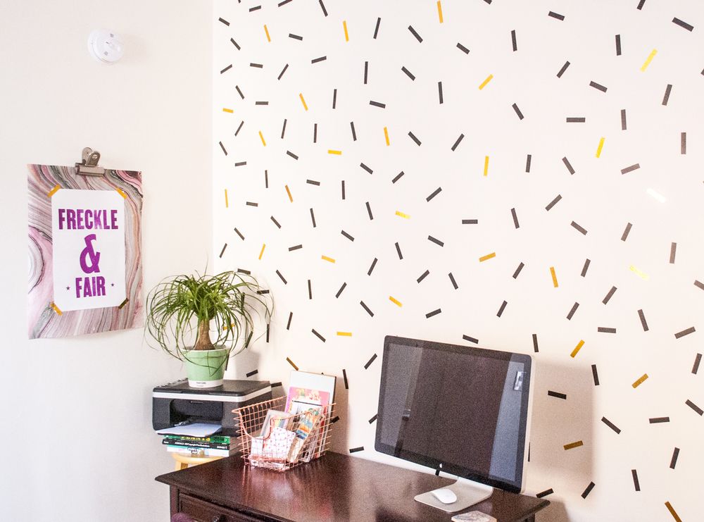 Parede decorada com gira adesiva; parede com estampa geométrica; home office