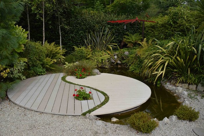 feng-shui-jardim-balcony-garden-web-01 Jardim com lago e plataforma deck em madeira no formato Ying Yang