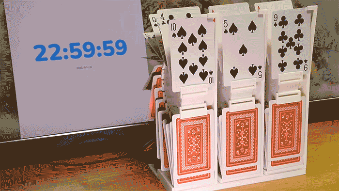 relogio-cartas-thumb-designboom Gif de relógio de cartas em funcionamento
