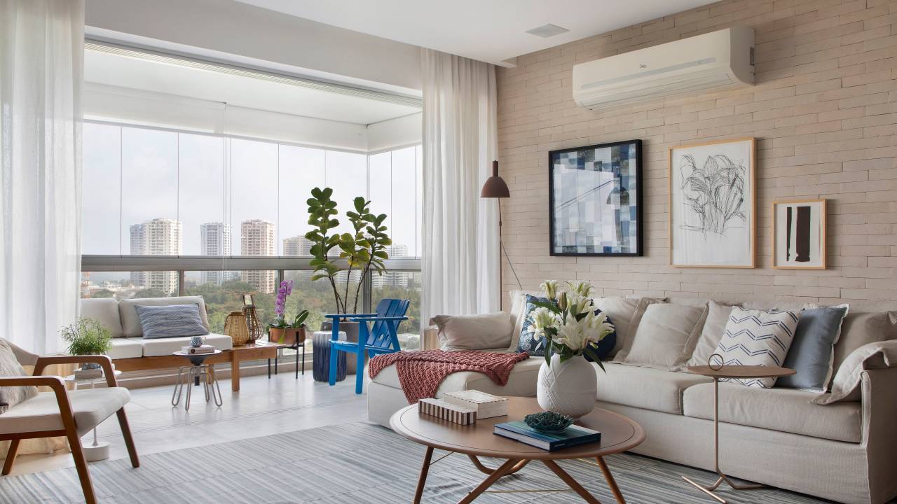Sala com varanda integrada; sofá e mesa de centro