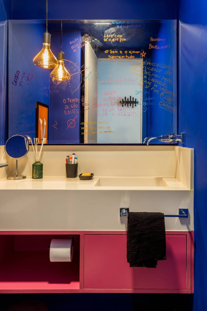 tons-vibrantes-ape-industrial-96m-sertao-arquitetos-fotos-Luiza Schreier-lavabo-pia-cuba-espelho-azul Lavabo com parede azul e armário rosa