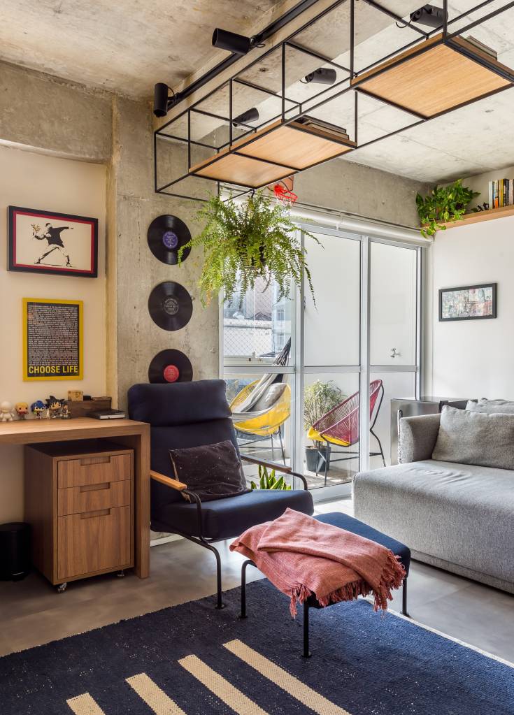 tons-vibrantes-ape-industrial-96m-sertao-arquitetos-fotos-Luiza Schreier-poltrona-tapete-sala Sala com poltrona azul e sofá cinza