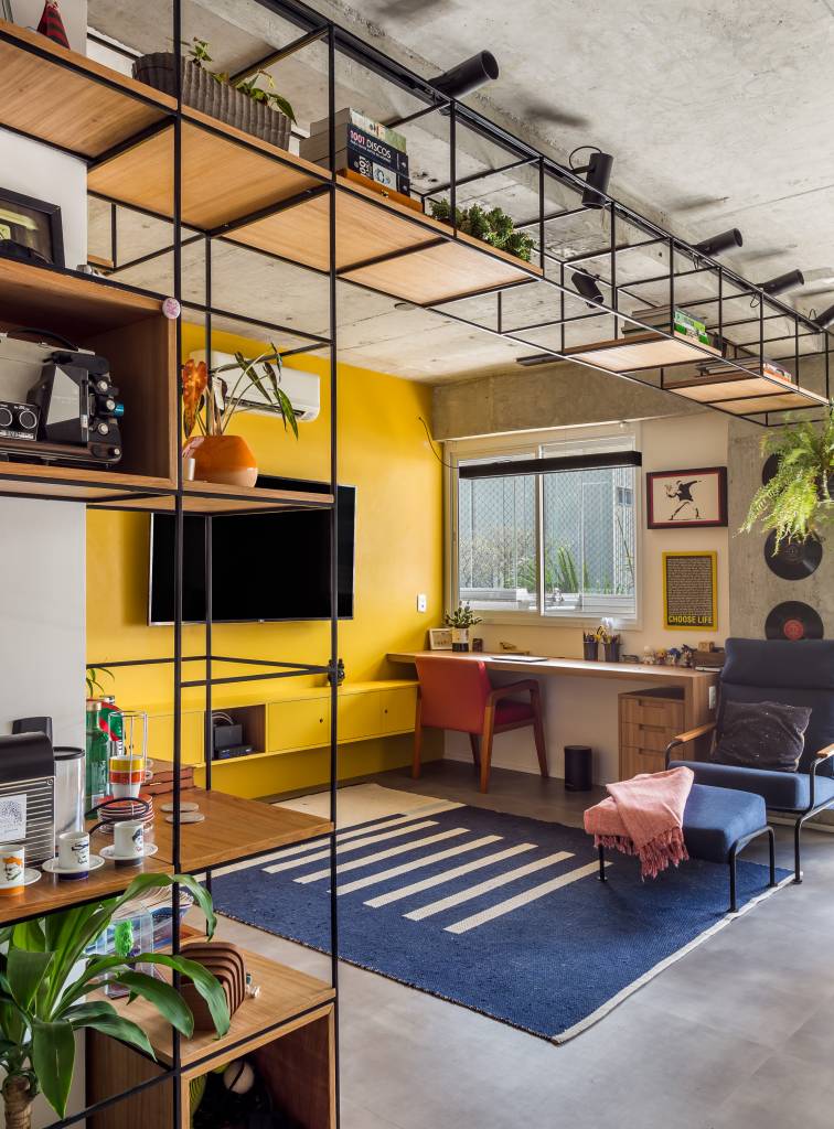 tons-vibrantes-ape-industrial-96m-sertao-arquitetos-fotos-Luiza Schreier-sala-tv-estante-poltrona-home-office Sala de tv; home office
