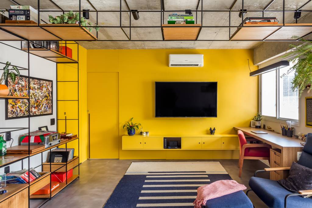 Sala de estar; tv; rack; tapete azul