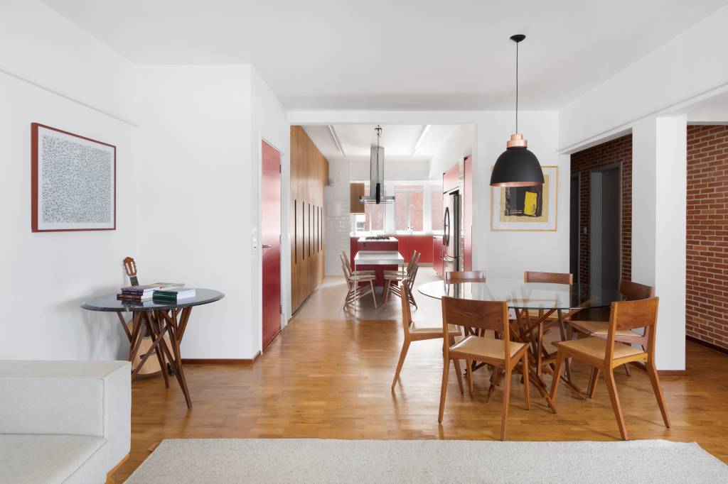 Ape-de-150-m2-possui-cozinha-vermelha-e-adega-embutida-09 Living com cozinha, sala de estar e jantar integradas