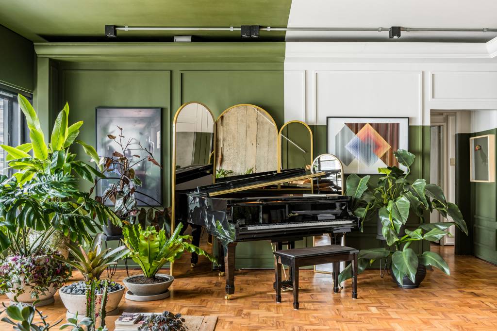 Ape-de-165-m2-moderno-apresenta-pecas-de-design-e-pinturas-nas-paredes-projeto-Ricardo-Abreu-foto-Renato-Navarro-05 Piano rodeado de plantas e outros itens de decoração