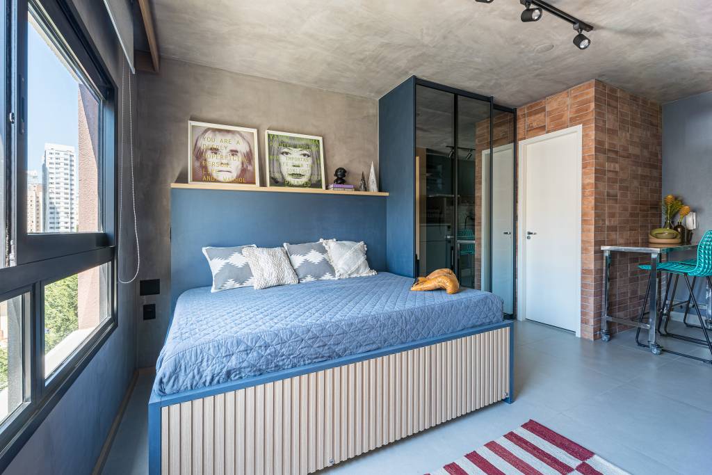 Studio-de-25-m2-apresenta-paleta-em-tons-de-azul-e-muita-praticidade-projeto-Carlos-Navero-foto-Erika-Waldmann-09 Quarto com detalhes em tons de azul
